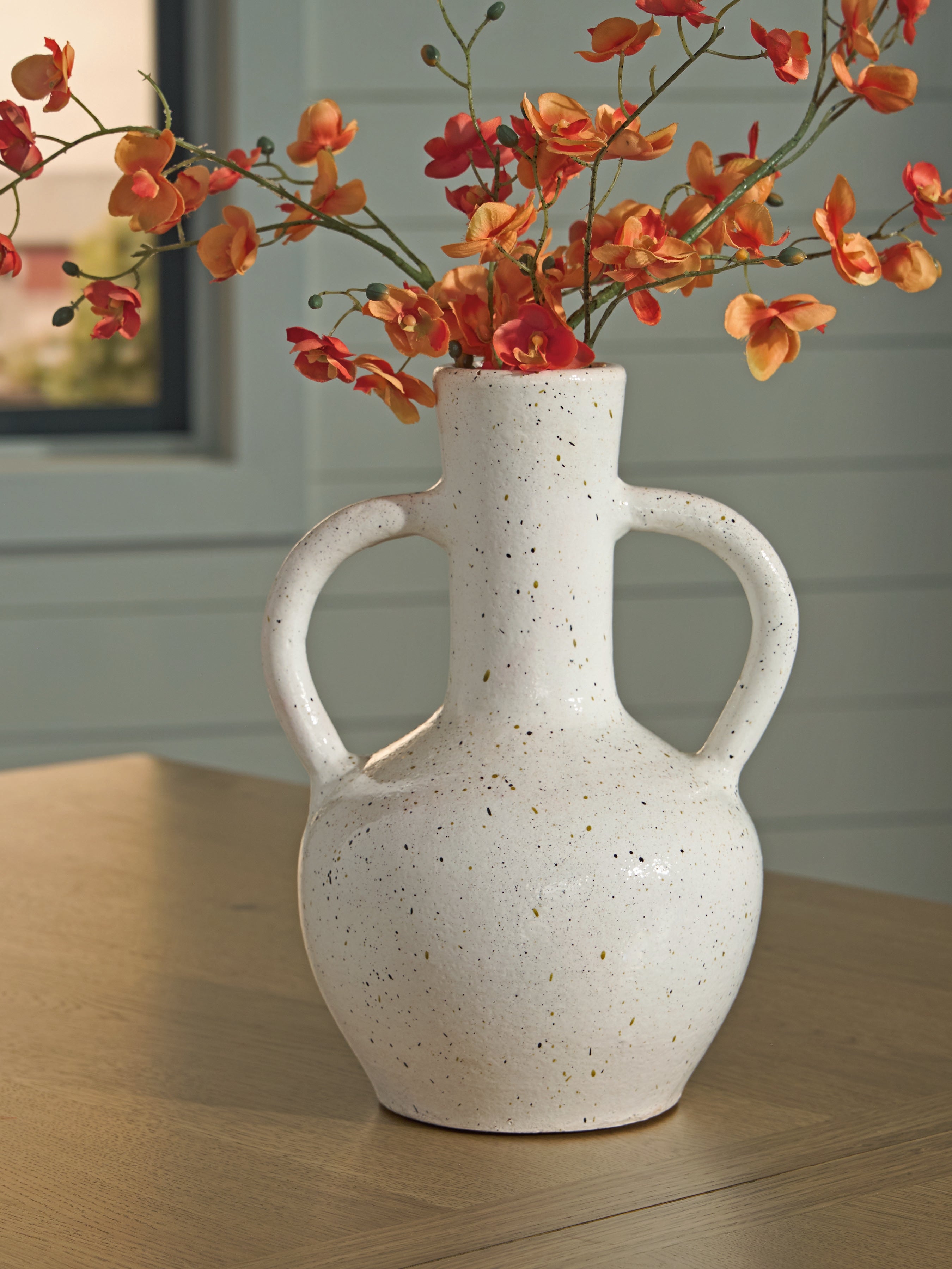 Coral Furniture - Ashley Furniture - Dallinworth Vase - Vase / White/Black - A2000831
