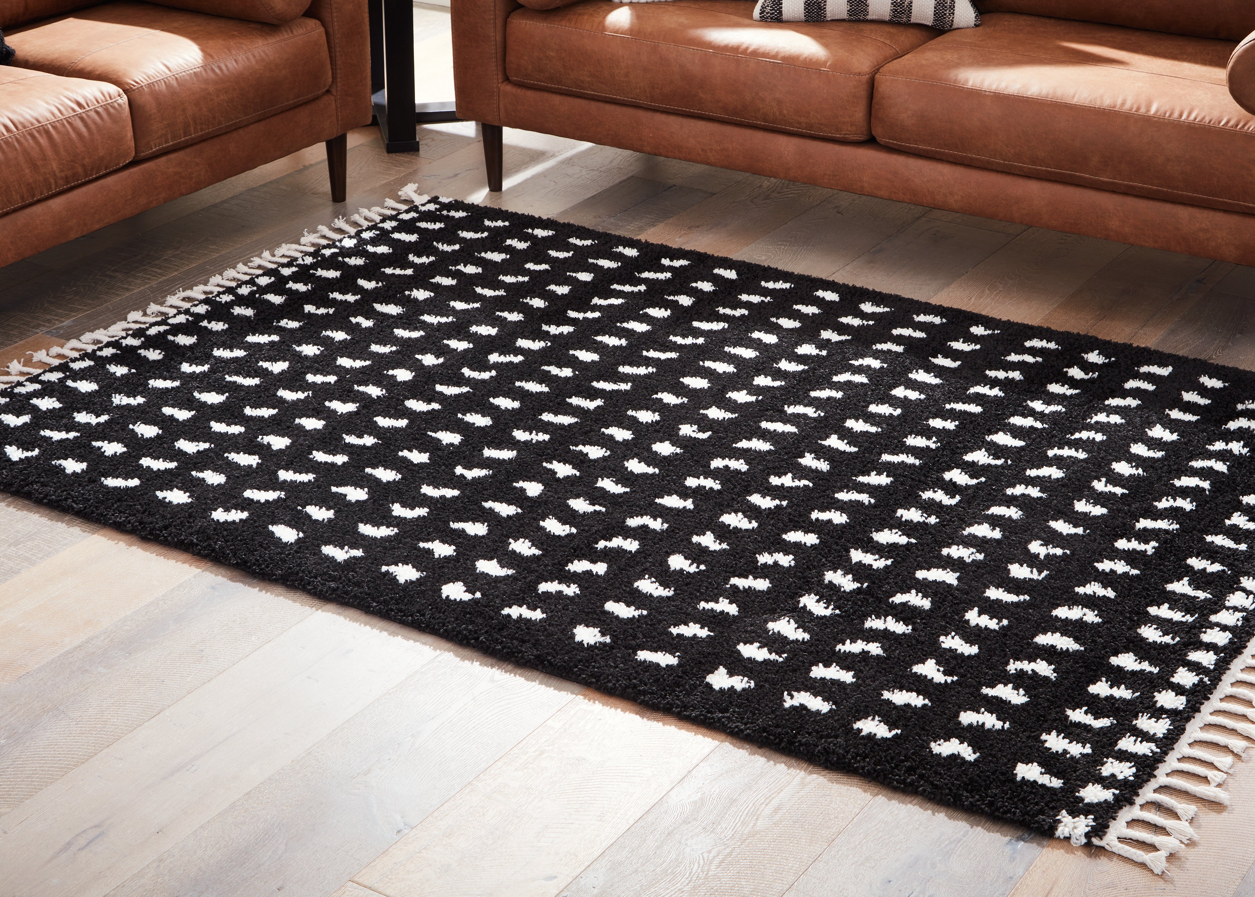 Coral Furniture - Ashley Furniture - Minston Rug - 5' x 7' Rug / Black/White - R405952