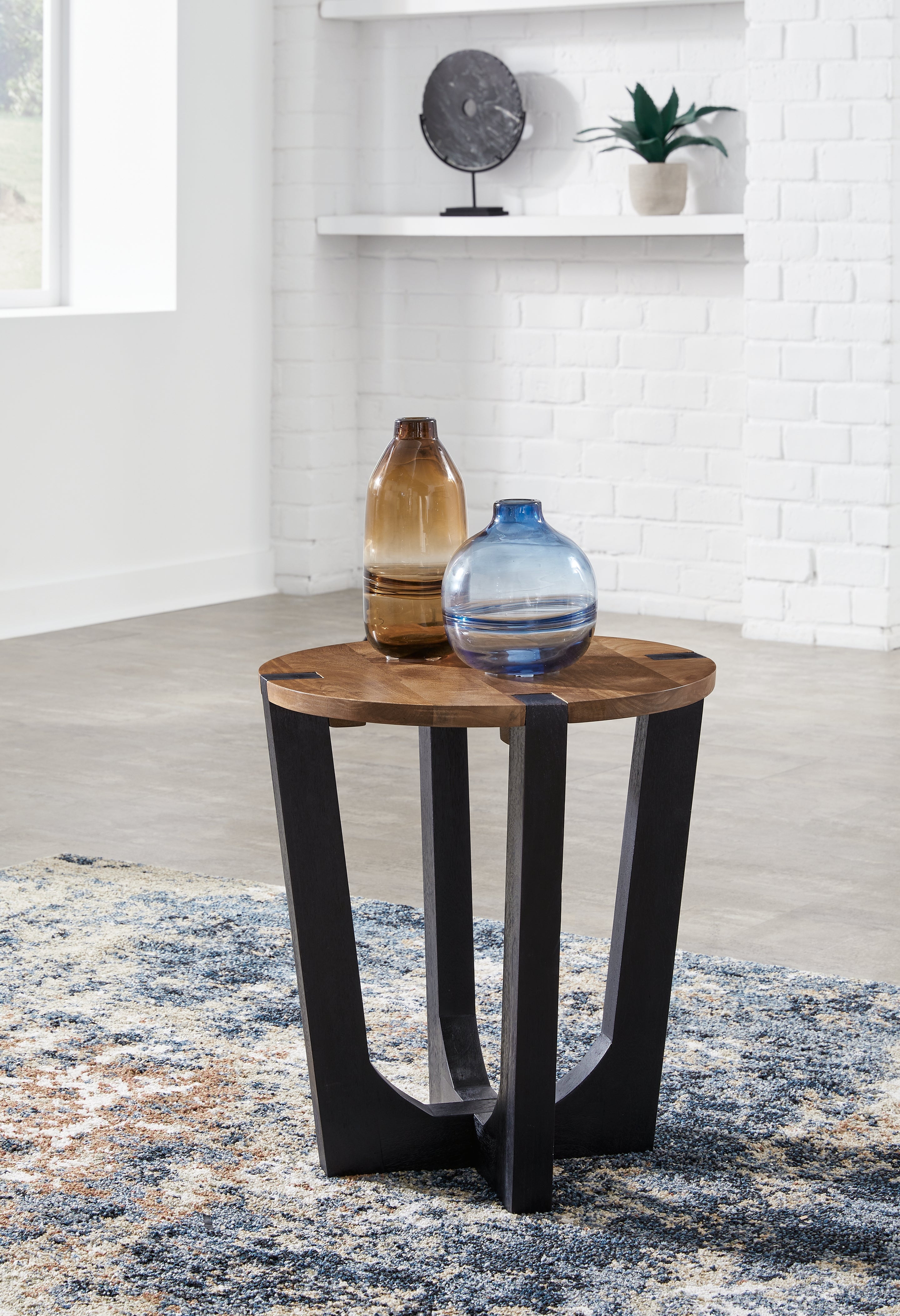 Coral Furniture - Ashley Furniture - Hanneforth End Table - Round End Table / Brown/Black - T726-6