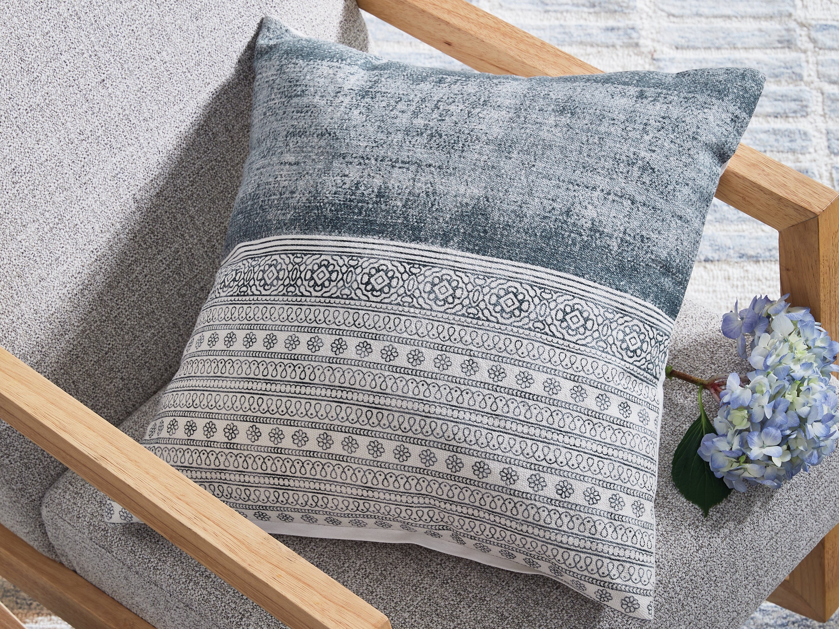Coral Furniture - Ashley Furniture - Harperville Pillows - Pillow (4/CS) / Blue/White - A1001127