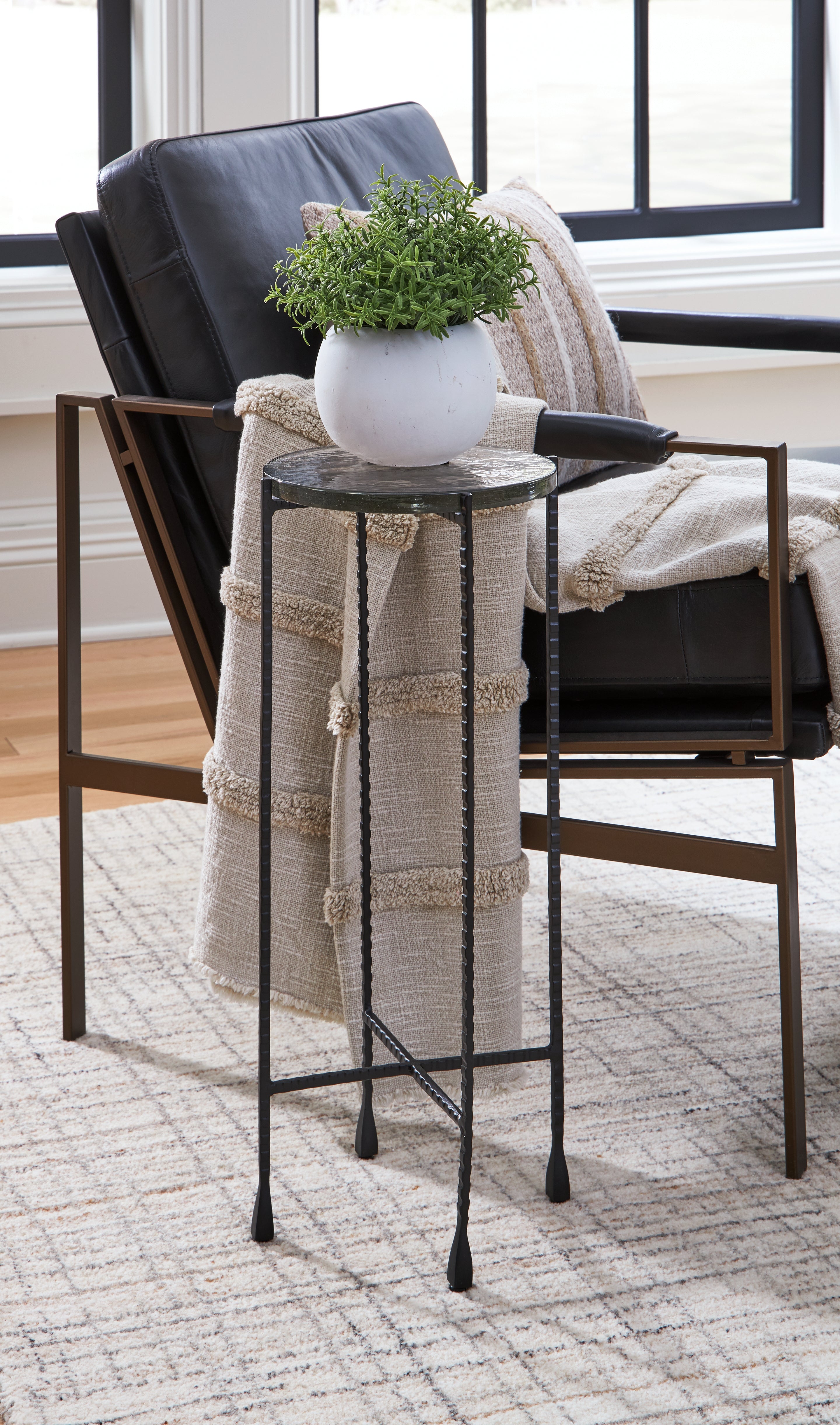 Coral Furniture - Ashley Furniture - Newgoren Accent Table - Accent Table / Clear/Black - A4000631
