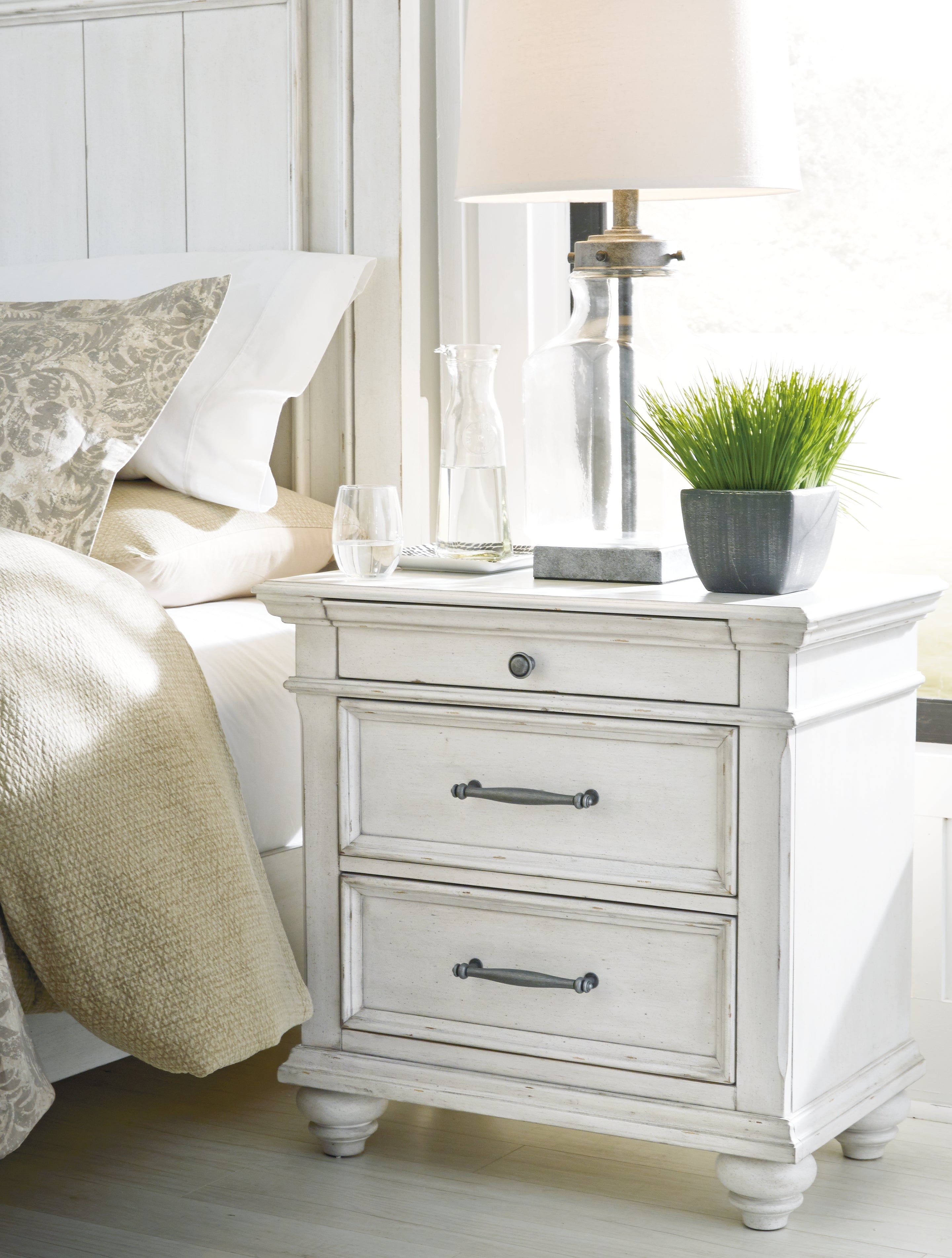 Coral Furniture - Ashley Furniture - Kanwyn Bedroom - Queen Panel Bed / Whitewash - B777B4