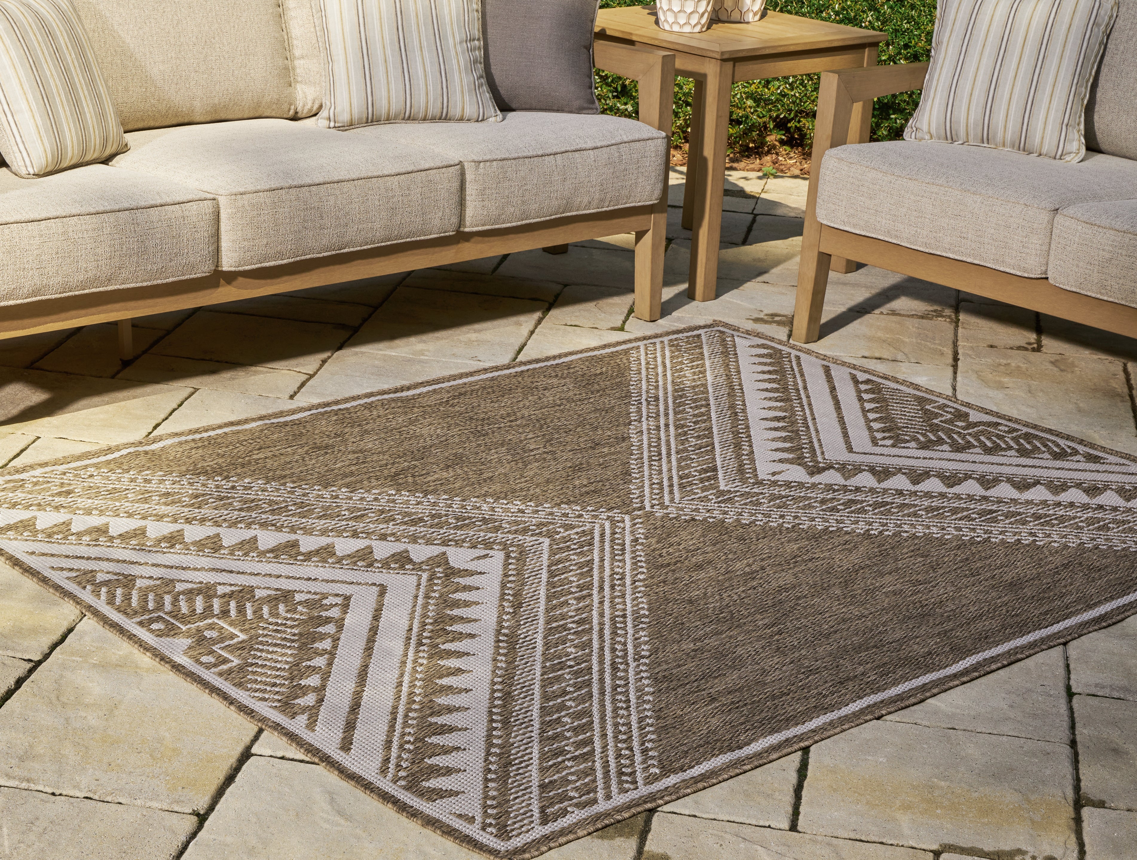 Coral Furniture - Ashley Furniture - Dunsler Rug - 5' x 7' Rug / Brown/Cream - R900012