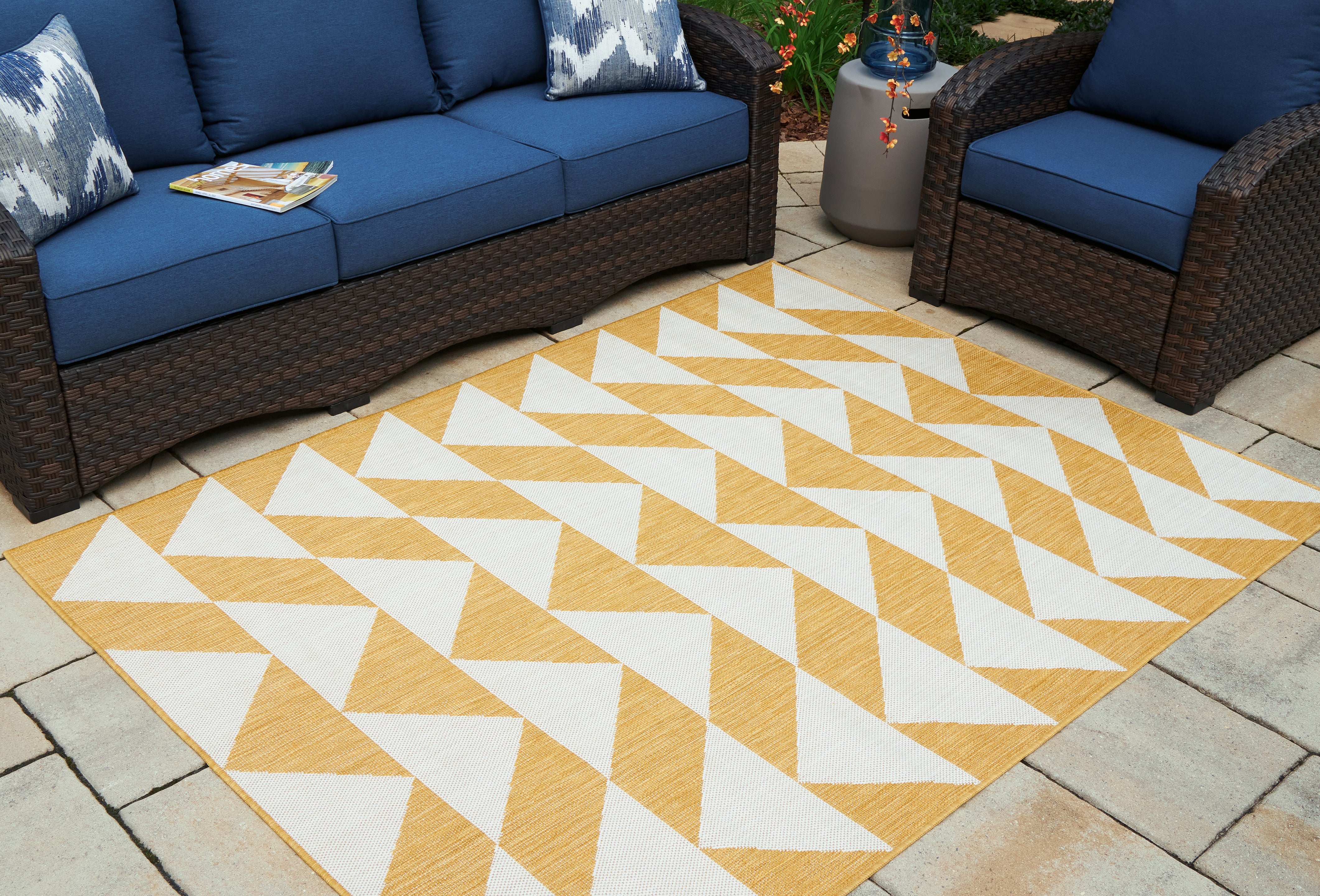 Coral Furniture - Ashley Furniture - Thomley Rug - 8' x 10' Rug / Ivory/Yellow - R900061